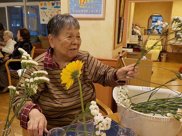 テーブルに飾るお花を活けてくれました♪