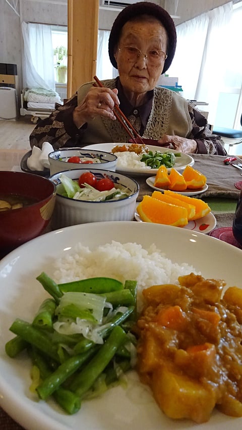 本日の昼食は野菜たっぷりタガヤセカレーです！