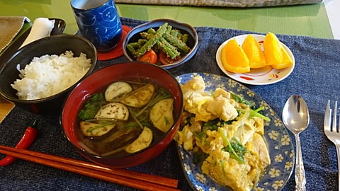 本日は鶏胸肉を使った卵とじです！