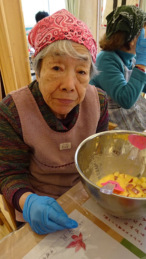 午後のお茶菓子用のケーキも一緒に作ってます！