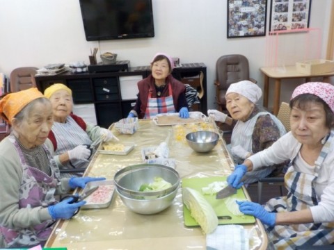 みんなで食事作りです♬