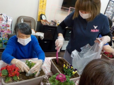 お花植え替え中！