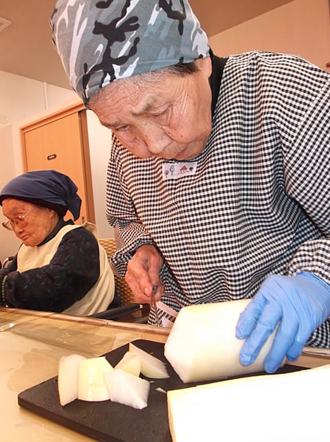 太くて立派な大根を切ります！！