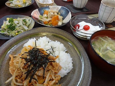 「豚キムチ丼」もやし入り！！