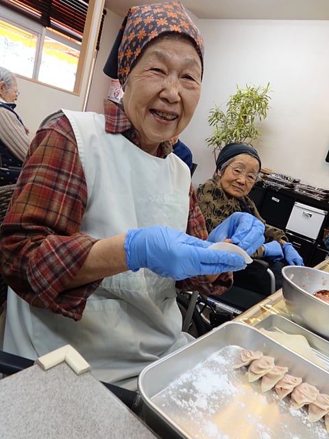 餃子包はプロの腕前です！