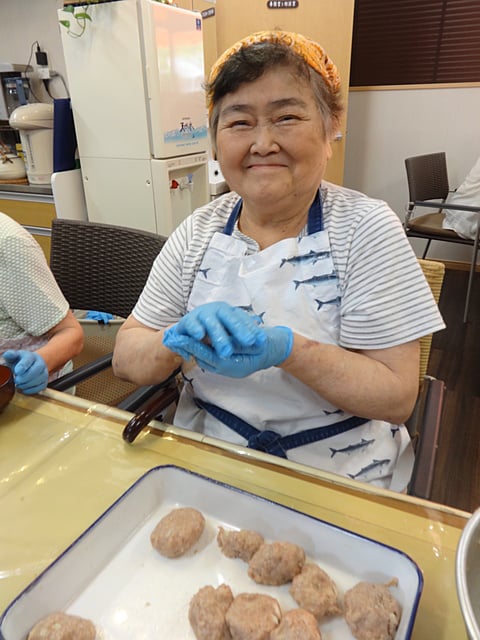 ジャガイモの入ったもちもち肉団子作り！