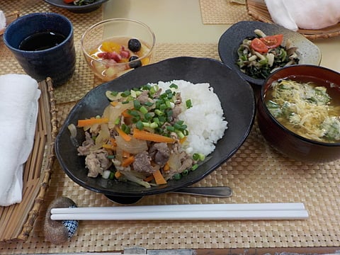 牛肉と豚肉の合いがけ丼です！