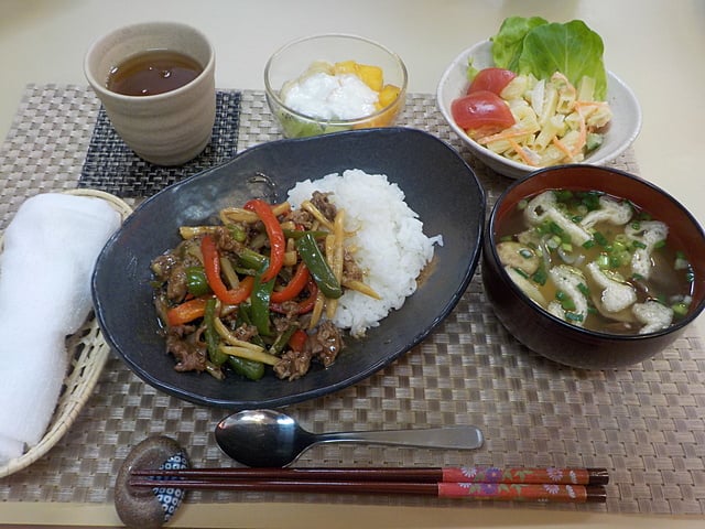 だんち特製、青椒肉絲丼です！