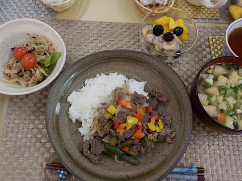 だんち特製、彩り牛丼です！