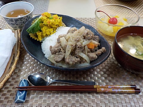 だんち特製、サイコロステーキ丼です！