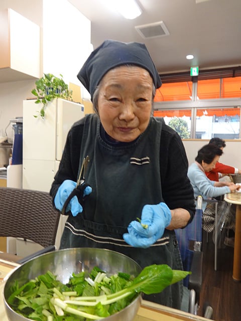 小松菜をチョキチョキ！