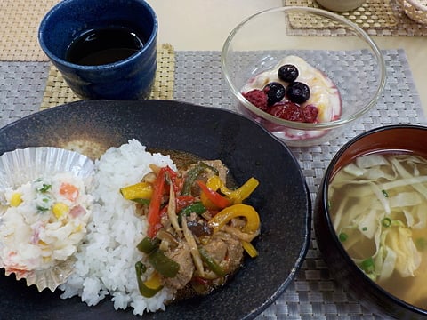 彩りチンジャオロースー丼！