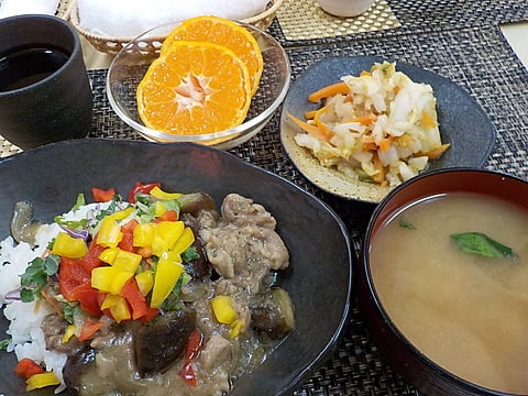 お昼は豚肉と茄子のあったかあんかけ丼です！