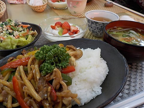 ボリューム満点、野菜たっぷりチンジャオロース丼です！