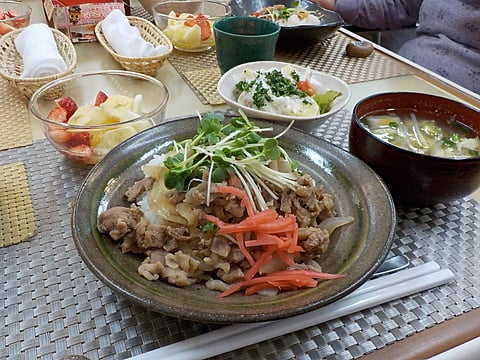 お肉たっぷり、豚肉の照り焼き丼です！