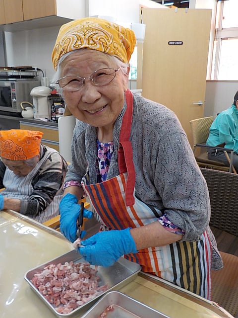 肉団子を作ってます！