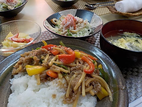 野菜たっぷりチンジャオロース丼です！