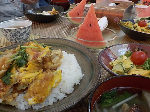 チーズが入ったチキンカツ丼です！