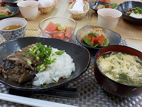 本日のお昼はナスとひき肉のあんかけ丼です！