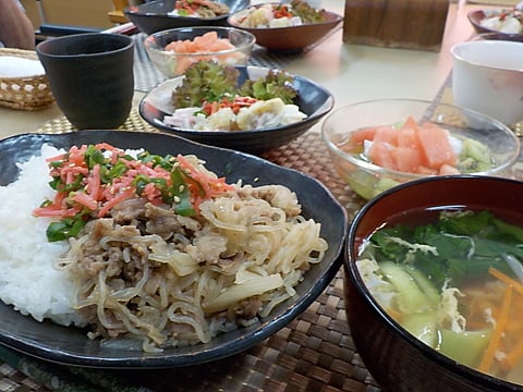 やさしい味付け、だんち特製牛丼です！