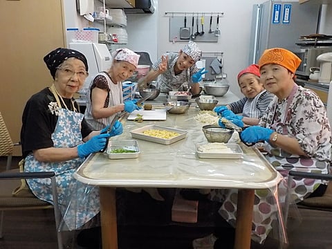 みなさんで協力しながらお昼ご飯を作っています！