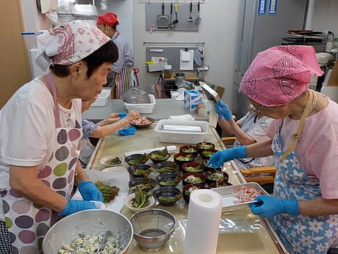 みなさん協力して昼食作りです！