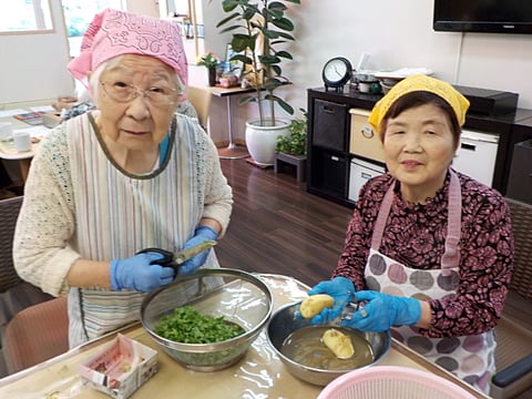 仲良くお料理しています♪