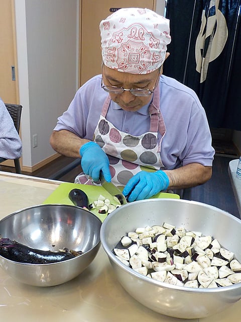 茄子を切っています！