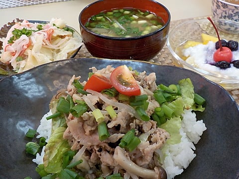 豚肉の塩麹炒め丼