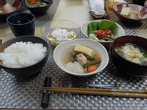 喜多見だんちデイの和風定食、鶏とカブの煮物です！