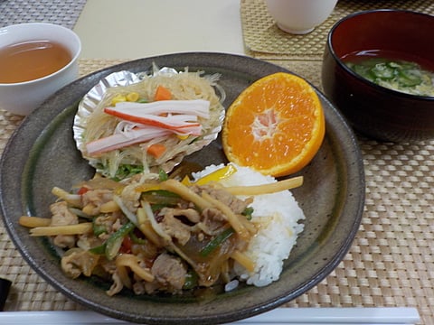 本日のランチ、だんち特製チンジャオロースー丼です！