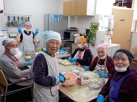 みなさんで協力しながら料理をしています！