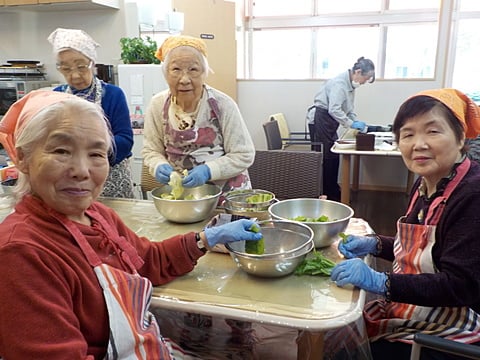 野菜を細かく切っています！