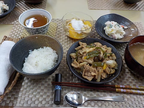 だんち特製、豚肉と野菜の黒酢炒めです！