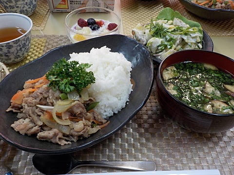 だんち特製、彩り牛丼です！