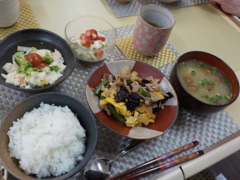 今日のランチ、豚肉とキクラゲの卵炒めです！