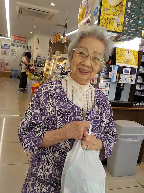 お茶菓子を買ってきました！