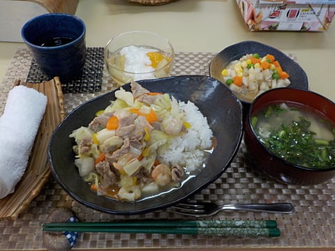 シーフードが沢山、八宝菜丼です！