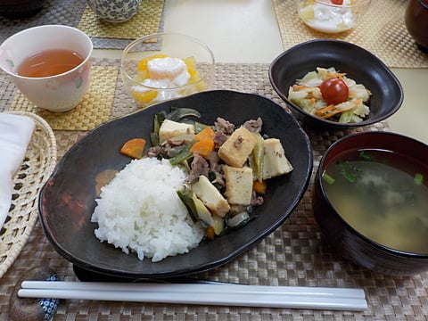 職員森田特製、彩り牛丼です！