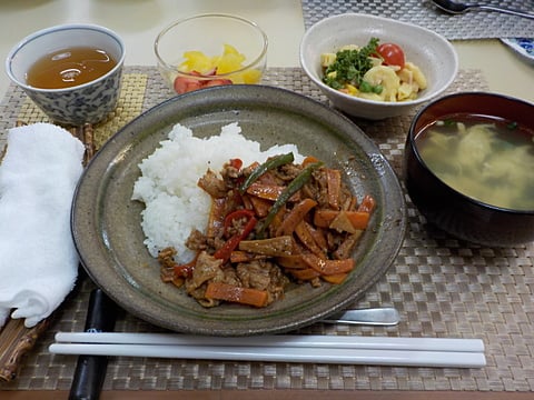 お肉たっぷりチンジャオロースー丼です！