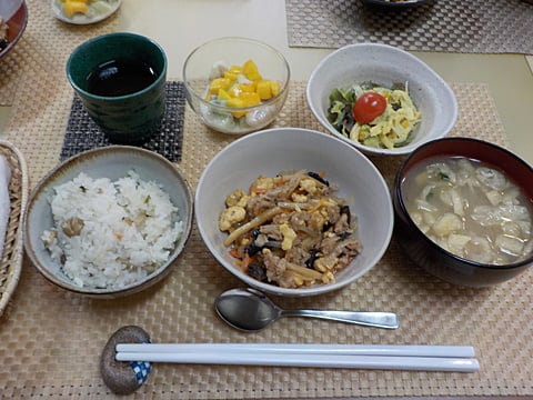 今日のランチ、豚肉ときくらげの玉子炒めです！