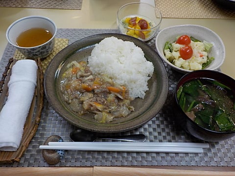 本日のランチ、豚肉とキノコのうま煮丼です！