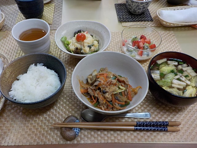 職員森田特製、豚肉と野菜の旨辛炒めです！