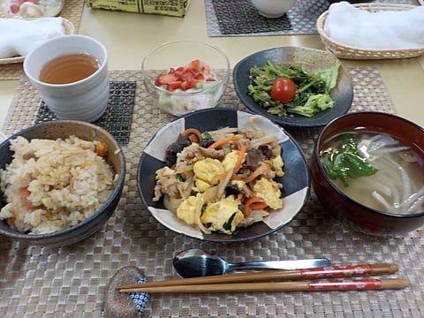 本日のランチ、豚肉ときくらげの玉子炒めです！