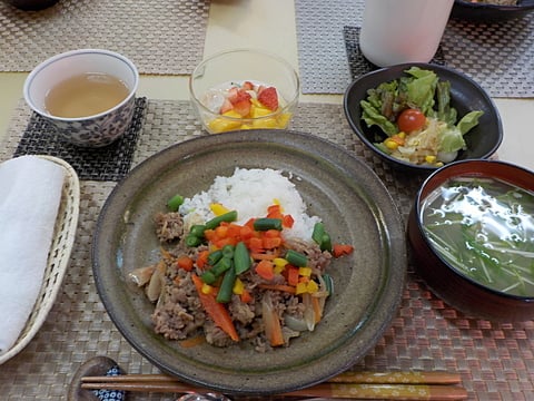 だんち特製、彩り牛丼です！