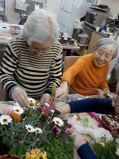 みなさんで植え替え！