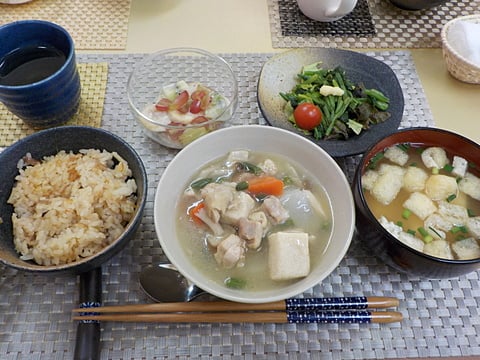 本日のランチ、タケノコご飯と鶏大根です！