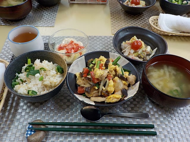 本日のランチ、鶏肉ときくらげの玉子炒めです！