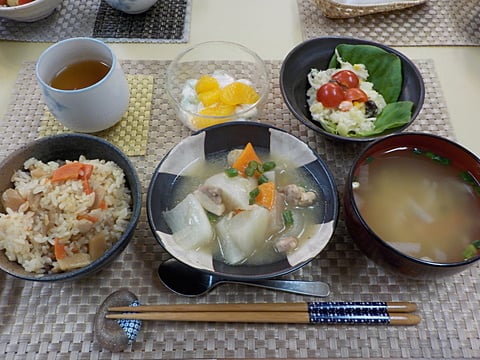 本日のランチ、鶏大根です！