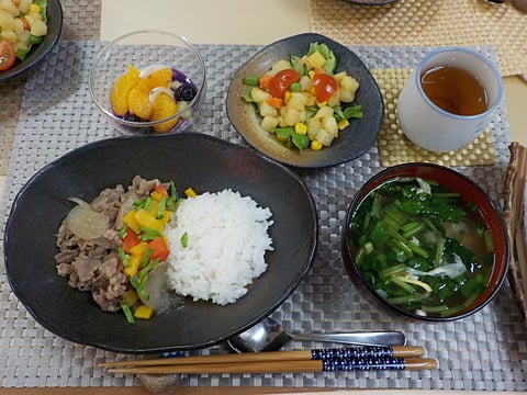 だんち特製、彩り牛丼です！